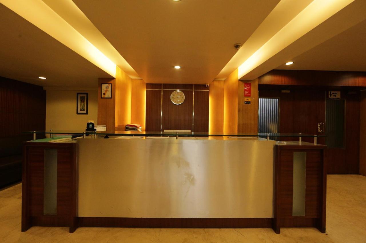 Lucky Hotel Goregaon Mumbai Exterior foto