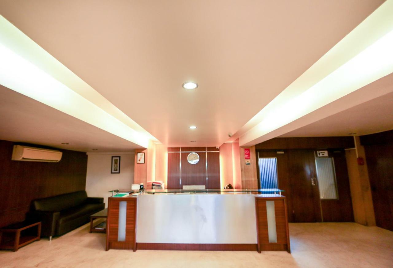 Lucky Hotel Goregaon Mumbai Exterior foto