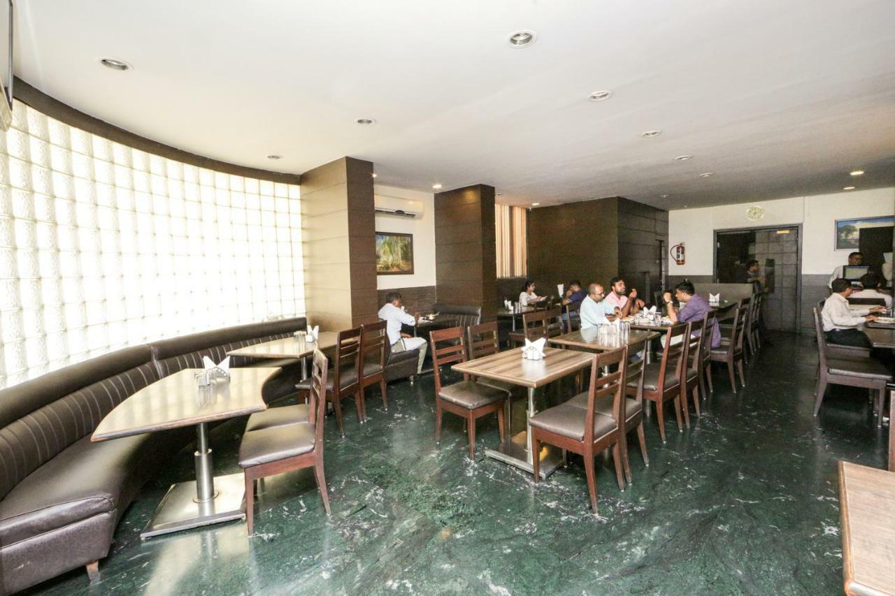 Lucky Hotel Goregaon Mumbai Exterior foto