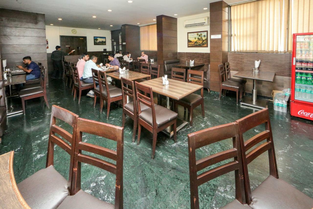 Lucky Hotel Goregaon Mumbai Exterior foto