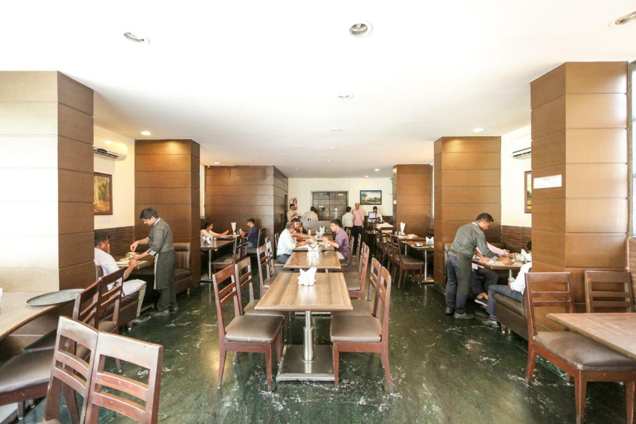 Lucky Hotel Goregaon Mumbai Exterior foto