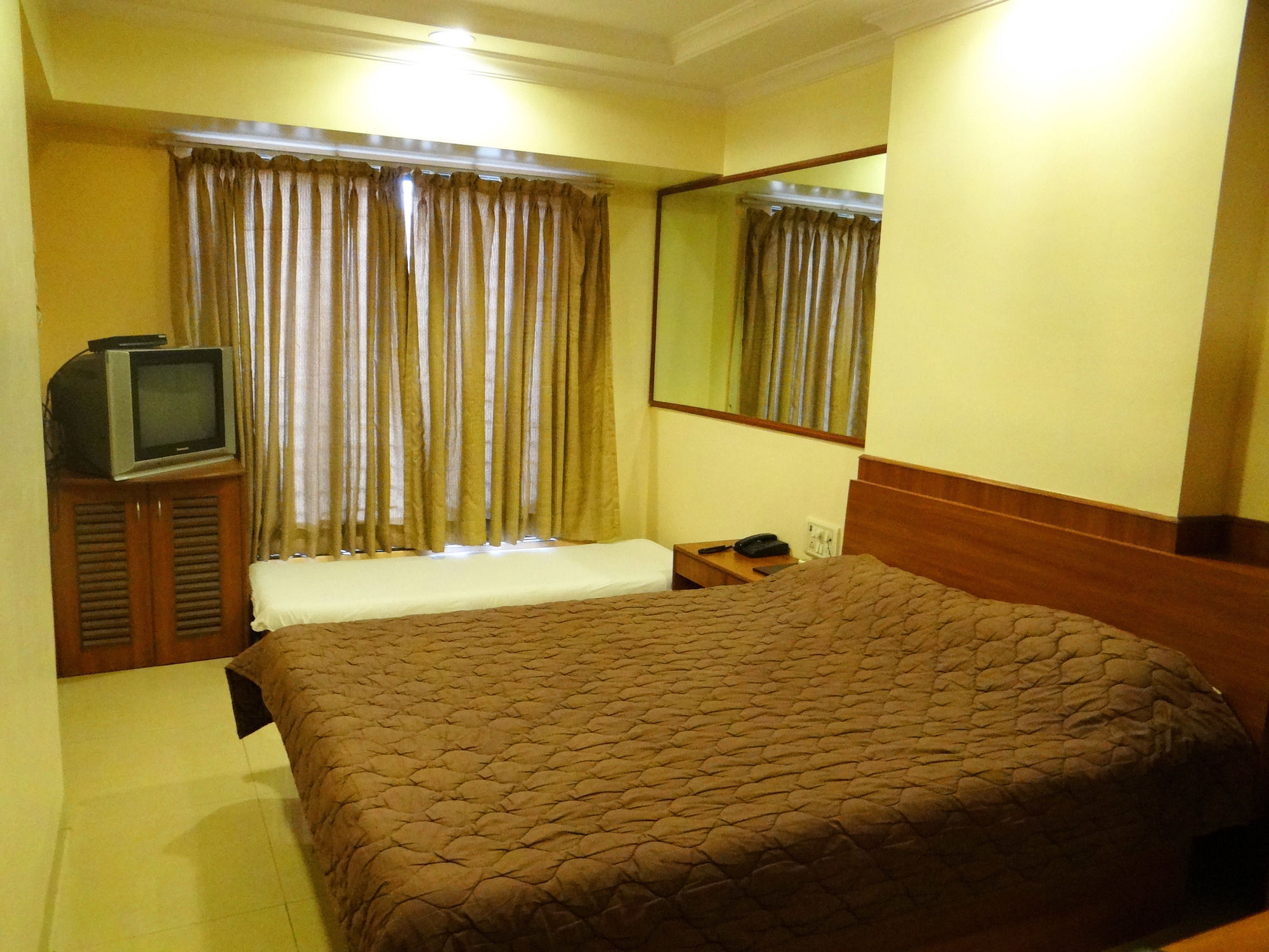 Lucky Hotel Goregaon Mumbai Exterior foto