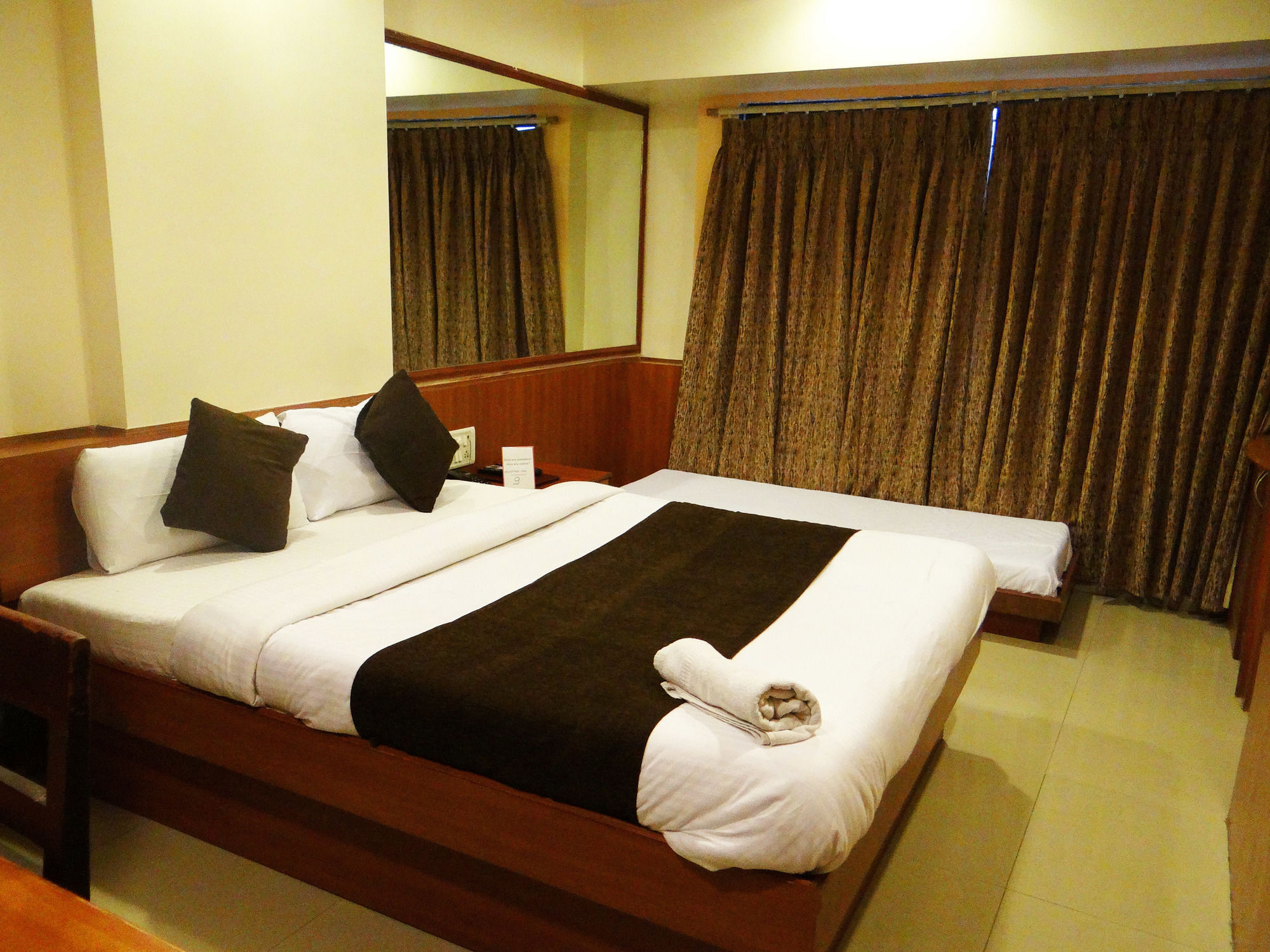 Lucky Hotel Goregaon Mumbai Exterior foto