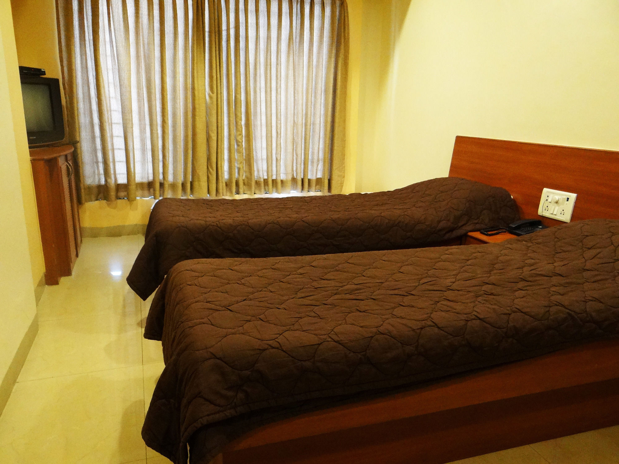 Lucky Hotel Goregaon Mumbai Exterior foto