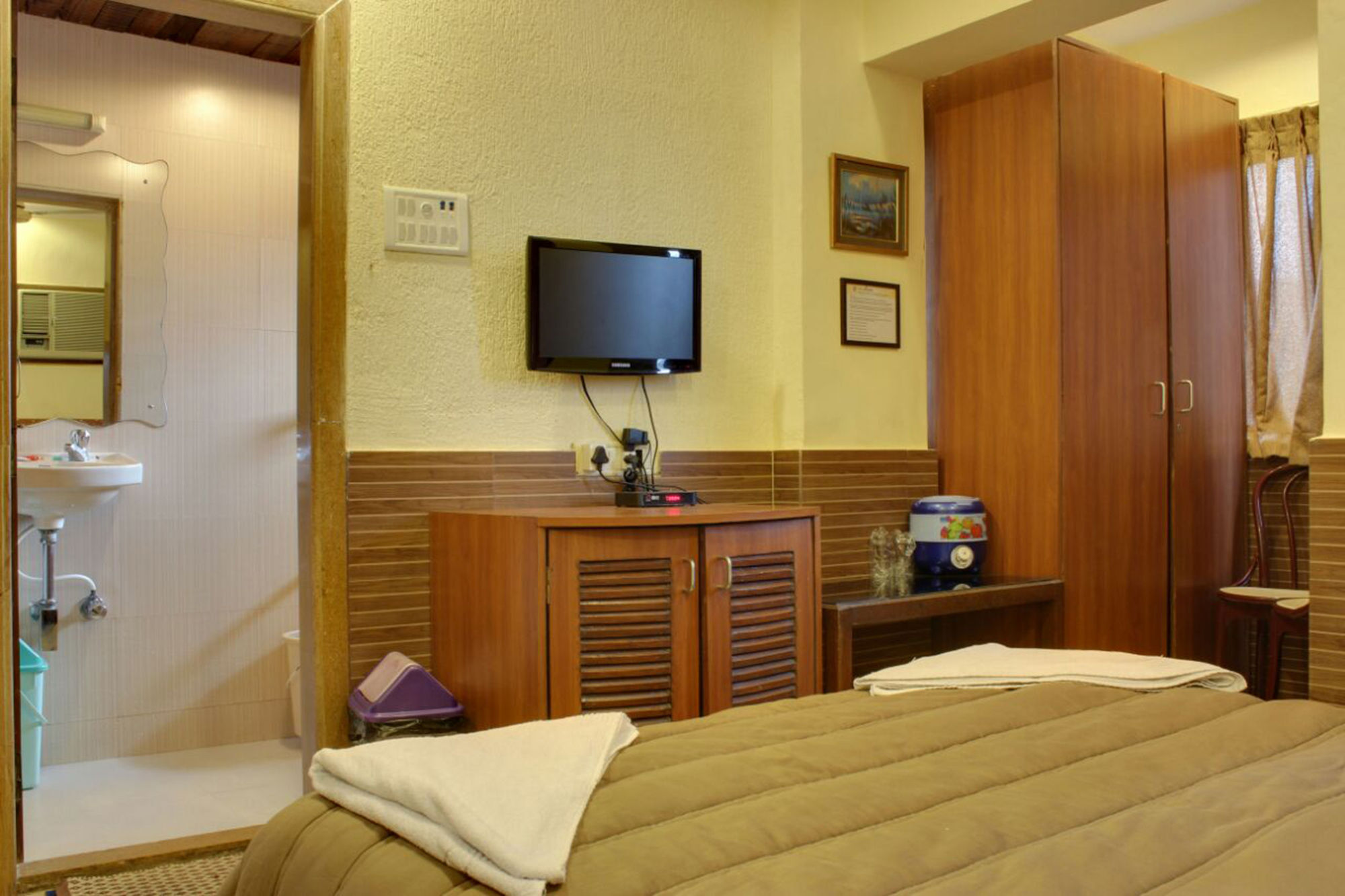 Lucky Hotel Goregaon Mumbai Exterior foto